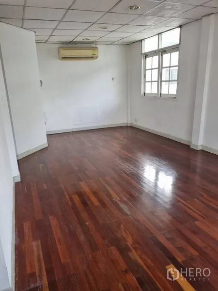 บ้าน ให้เช่าหรือขายในSathon, Bangkok - ห้องยาวชั้นบนพื้นไม้พร้อมเครื่องปรับอากาศติดผนัง