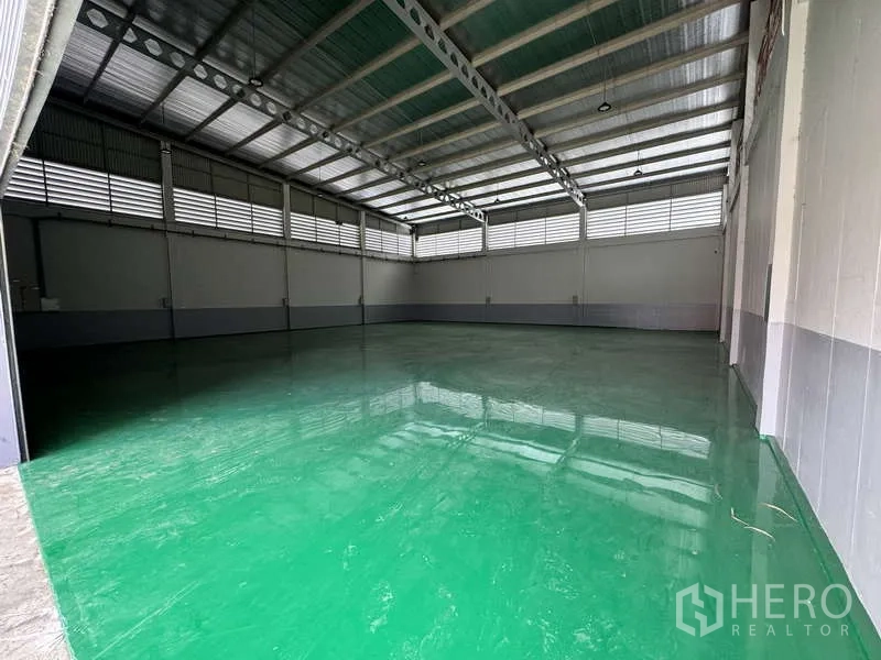 โรงงาน ให้เช่าหรือขายในLam Luk Ka, Pathum Thani - ภายในโกดังหลังคาสูง พื้นอีพ็อกซี่สีเขียวเงา โครงสร้างเหล็กโปร่ง