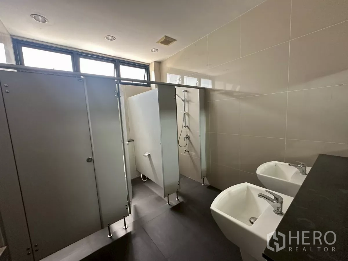 Warehouse for rent in Bang Phli, Samut Prakan - Men’s restroom with urinals, stalls and twin basins.
