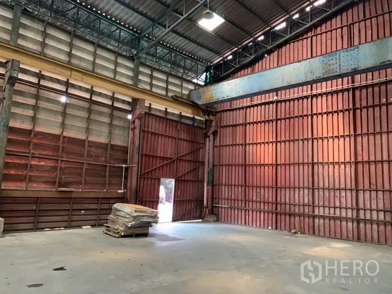 คลังสินค้า ให้เช่าในBang Kho Laem, Bangkok - ประตูเหล็กบานเลื่อนขนาดใหญ่สำหรับการขนถ่ายสินค้า