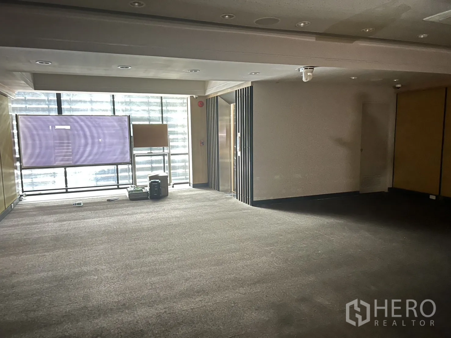 อาคารพาณิชย์ ให้เช่าในBang Rak, Bangkok - ห้องโล่งสว่าง หน้าต่างบานใหญ่และจอสกรีนแบบเคลื่อนย้าย