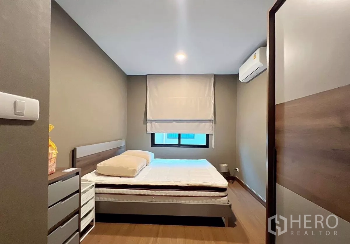 Detached House for rent in Samut Prakan - Secondary bedroom with double bed, wardrobe and air-conditioner.
