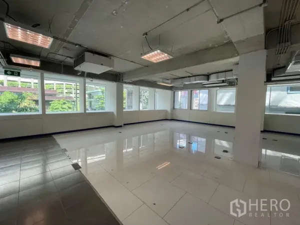 สำนักงาน ให้เช่าในRatchathewi, Bangkok - พื้นที่สำนักงานแบบเปิดให้เช่าในราชเทวี กรุงเทพฯ มีหน้าต่างบานใหญ่ พื้นกระเบื้องขาว และเพดานเปลือย