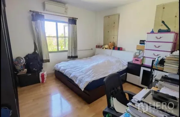 บ้าน ขายในBang Yai, Nonthaburi - ห้องนอนสว่าง พื้นไม้ มีมุมโต๊ะทำงานและหน้าต่างมองวิว