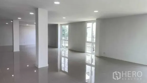 สำนักงานที่บ้าน ขายในHuai Khwang, Bangkok - ชั้นสำนักงานโล่ง มีหลายเสา แสงธรรมชาติ และหน้าต่างมุมห้อง