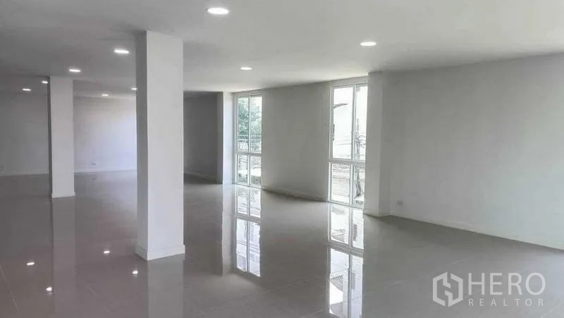 สำนักงานที่บ้าน ขายในHuai Khwang, Bangkok - ชั้นสำนักงานโล่ง มีหลายเสา แสงธรรมชาติ และหน้าต่างมุมห้อง