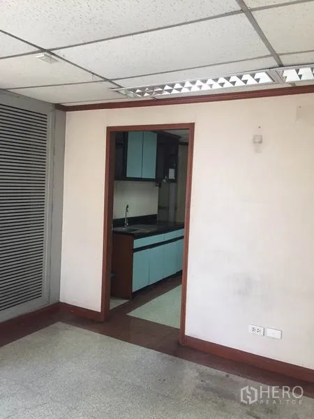 สำนักงาน ให้เช่าในWatthana, Bangkok - แพนทรีขนาดกะทัดรัดพร้อมตู้บานบน–ล่าง อ่างล้างจาน และเคาน์เตอร์