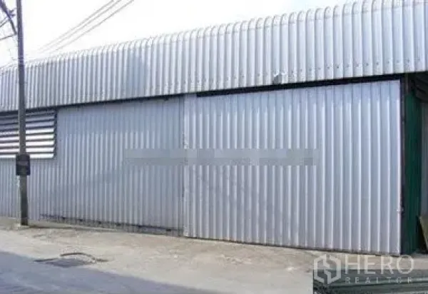 货栈 出租在Suan Luang, Bangkok - 曼谷素安鲁昂区临街金属板仓库外立面，配超宽滑动钢门。