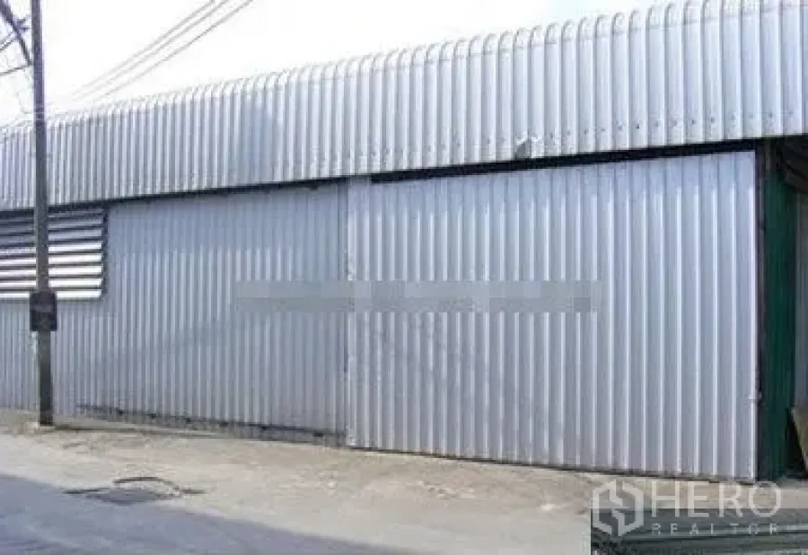 货栈 出租在Suan Luang, Bangkok - 曼谷素安鲁昂区临街金属板仓库外立面，配超宽滑动钢门。