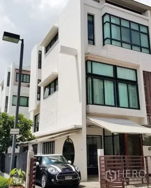 สำนักงานที่บ้าน ขายในWang Thonglang, Bangkok - โฮมออฟฟิศมุมอาคารสไตล์โมเดิร์น 3 ชั้น หน้าต่างบานใหญ่ พร้อมรั้วส่วนตัวและที่จอดรถมีหลังคา ในย่านวังทองหลาง กรุงเทพฯ