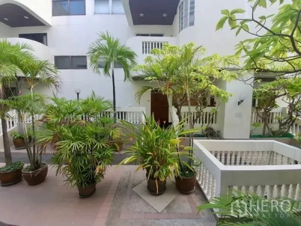 ทาวน์เฮาส์ ให้เช่าในSathon, Bangkok - คอร์ทยาร์ดทาวน์เฮ้าส์ ต้นไม้เขตร้อนในกระถาง และราวระเบียงสีขาว