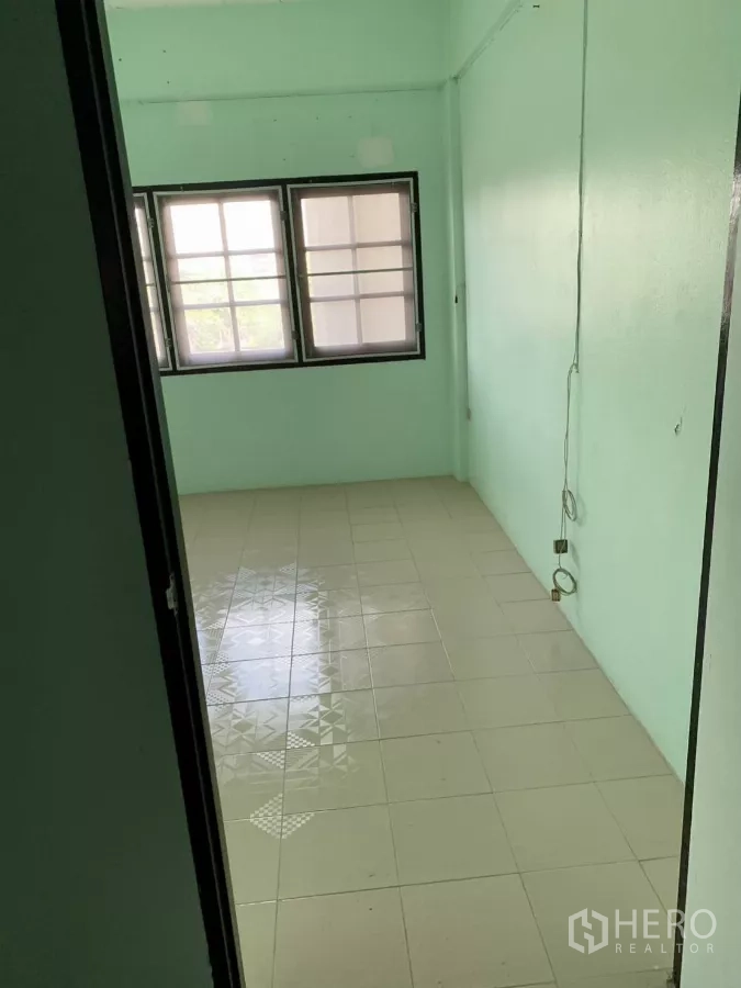 อาคารพาณิชย์ ให้เช่าในSuan Luang, Bangkok - ห้องแคบปูกระเบื้อง มีหน้าต่างและปลั๊กไฟ