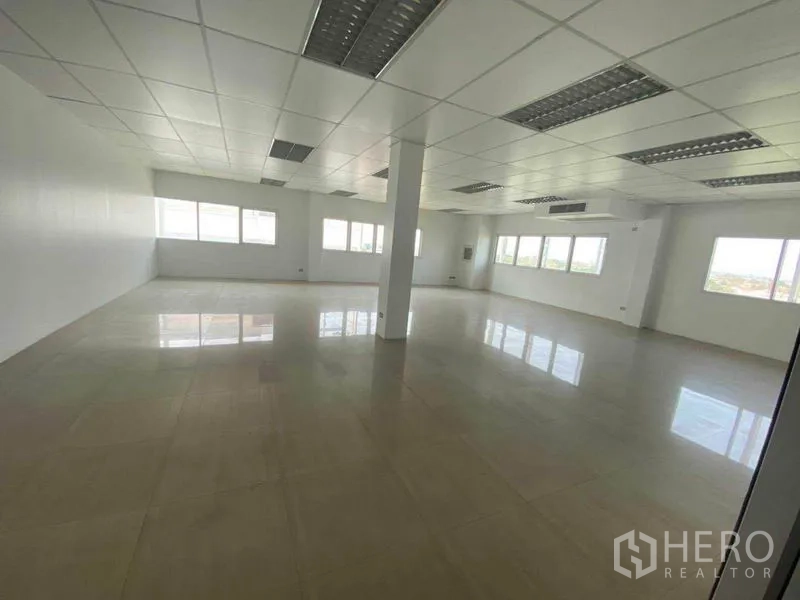 货栈 出租在Pathum Thani - 宽敞白色办公室，多扇窗户与亮面地砖