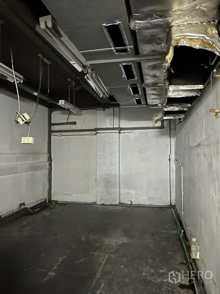 พื้นที่ขายปลีก ให้เช่าในWatthana, Bangkok - ห้องระบบหลังร้าน ท่อลมและงานเดินท่อเปิดเปลือย