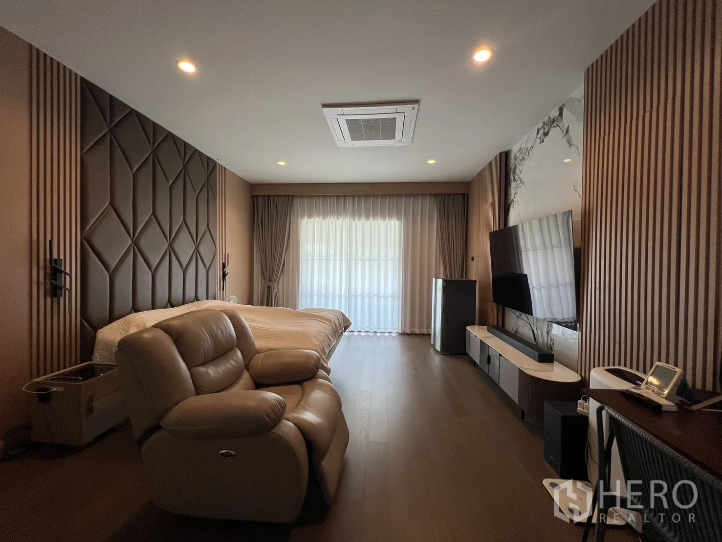 Detached House for rent or sale in Mueang Pathum Thani, Pathum Thani - Wide master suite with seating area, TV and large windows.