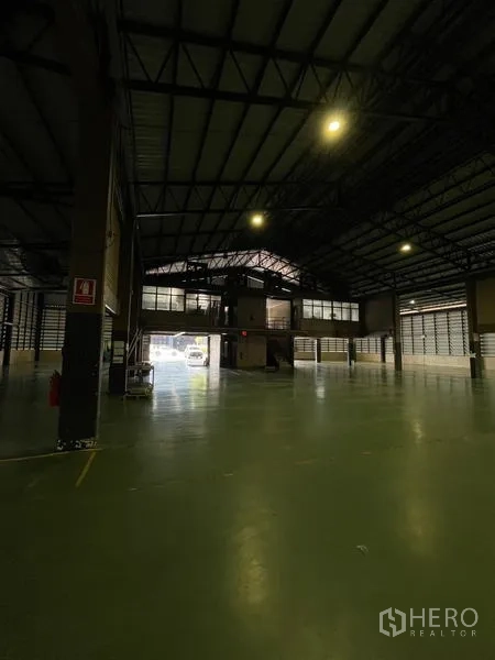 货栈 出租在Si Racha, Chon Buri - 仓库内部设夹层办公室与宽大的卷帘门出入口