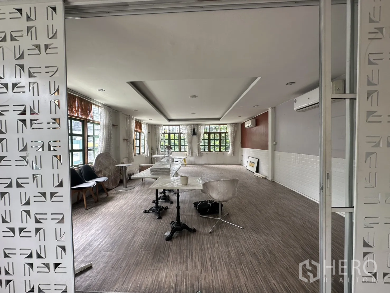 พื้นที่ขายของ for rent in Sathon, Bangkok - ภายในกว้าง มีฉากกั้นลวดลายแบบเลื่อน เก้าอี้นั่งบ้าง หน้าต่างบานใหญ่และเพดานหลุม