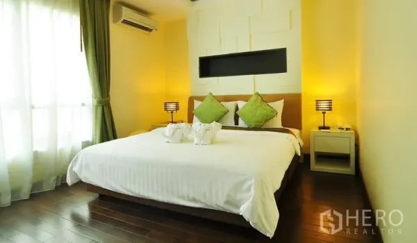 อพาร์ทเมนท์ ให้เช่าในKhlong Toei, Bangkok - ห้องนอนอบอุ่น เตียงคิง ผนังตกแต่ง โคมไฟหัวเตียง แสงนุ่มนวล ในคลองเตย กรุงเทพฯ