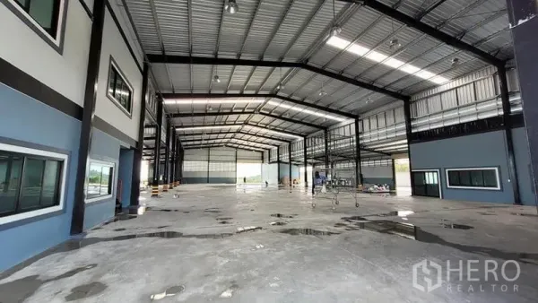 โรงงาน ให้เช่าหรือขายในPhanat Nikhom, Chon Buri - ฮอลล์ผลิตงานแบบสแปนกว้าง ไฟสว่าง และช่องทางขนถ่ายขนาดใหญ่