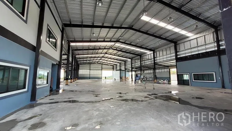โรงงาน ให้เช่าหรือขายในPhanat Nikhom, Chon Buri - ฮอลล์ผลิตงานแบบสแปนกว้าง ไฟสว่าง และช่องทางขนถ่ายขนาดใหญ่