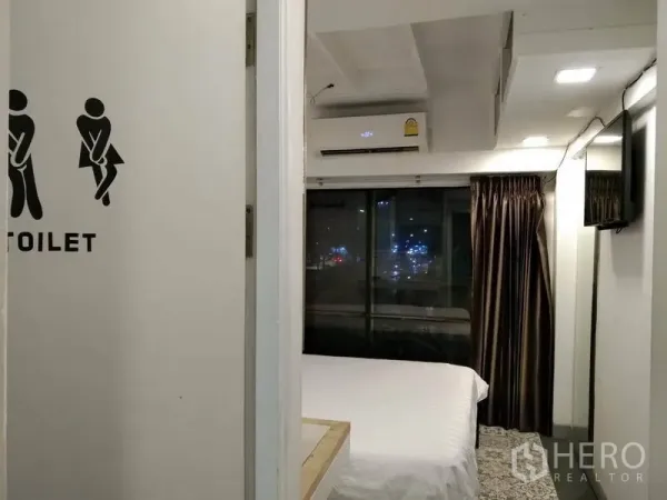 店屋 出租在Phra Nakhon, Bangkok - 卫生间入口与楼上房间相邻，设大窗与深色窗帘