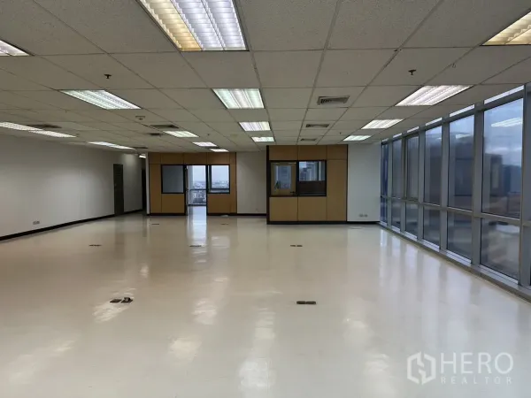 สำนักงาน ให้เช่า - สำนักงานสว่าง โปร่งด้วยผนังกระจกยาวและห้องประชุมกั้นผนังสองห้อง ไฟฟลูออเรสเซนต์