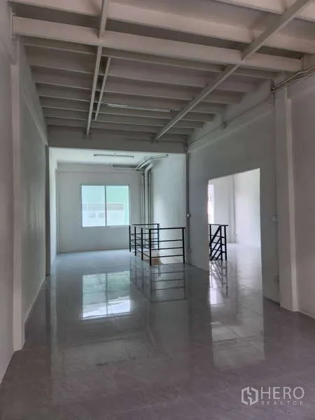 店屋 出租在Khlong Toei, Bangkok - 采光良好的楼上走廊，瓷砖地与金属栏杆。