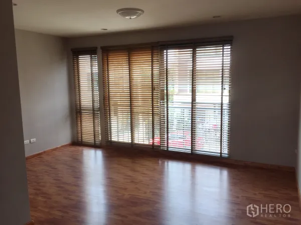 ทาวน์เฮาส์ ให้เช่าหรือขายในPhra Khanong, Bangkok - ห้องนั่งเล่นชั้นบนสว่าง หน้าต่างเต็มผนังพร้อมมู่ลี่ไม้