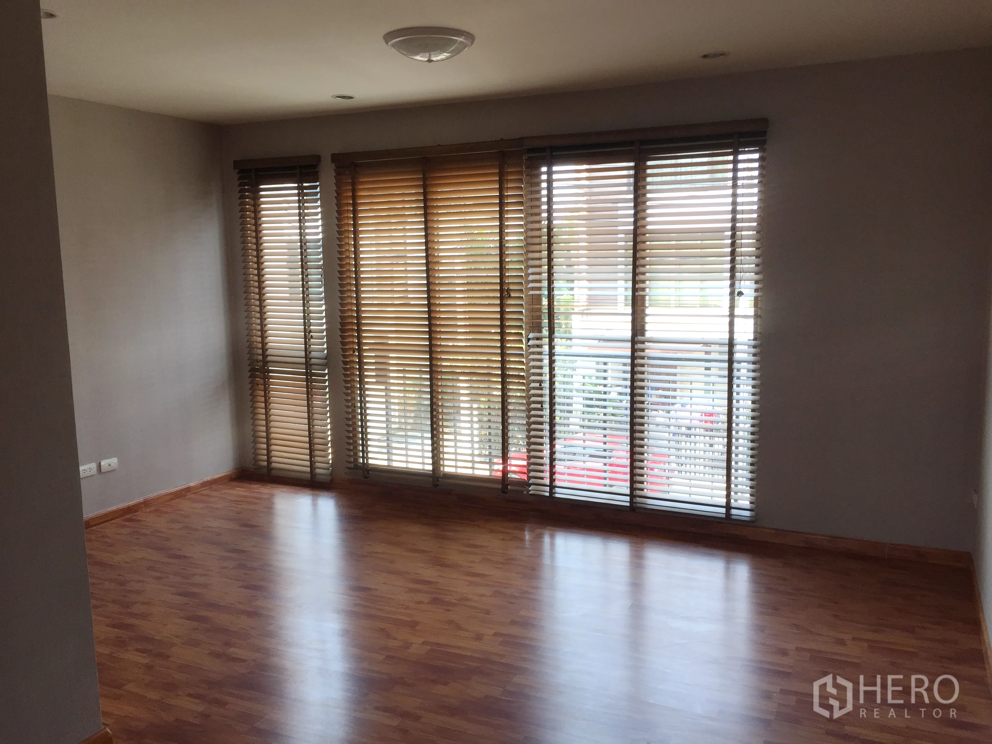 ทาวน์เฮาส์ ให้เช่าหรือขายในPhra Khanong, Bangkok - ห้องนั่งเล่นชั้นบนสว่าง หน้าต่างเต็มผนังพร้อมมู่ลี่ไม้