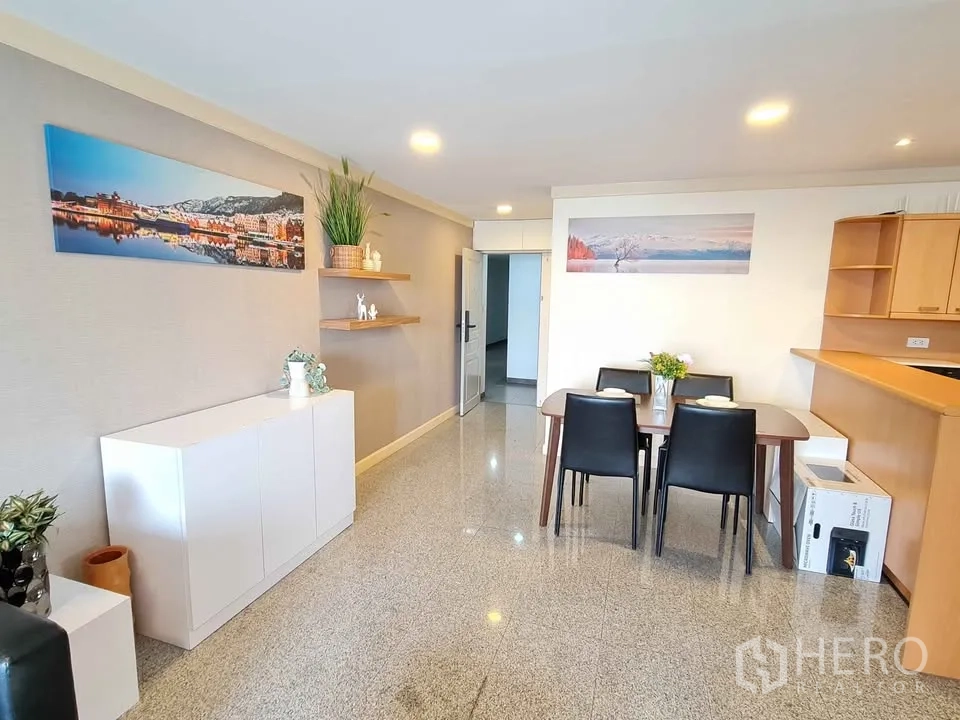 Condominium for rent in Khlong Toei, Bangkok - Cozy bedroom with corner shelving, mirrored closet and wide windows.