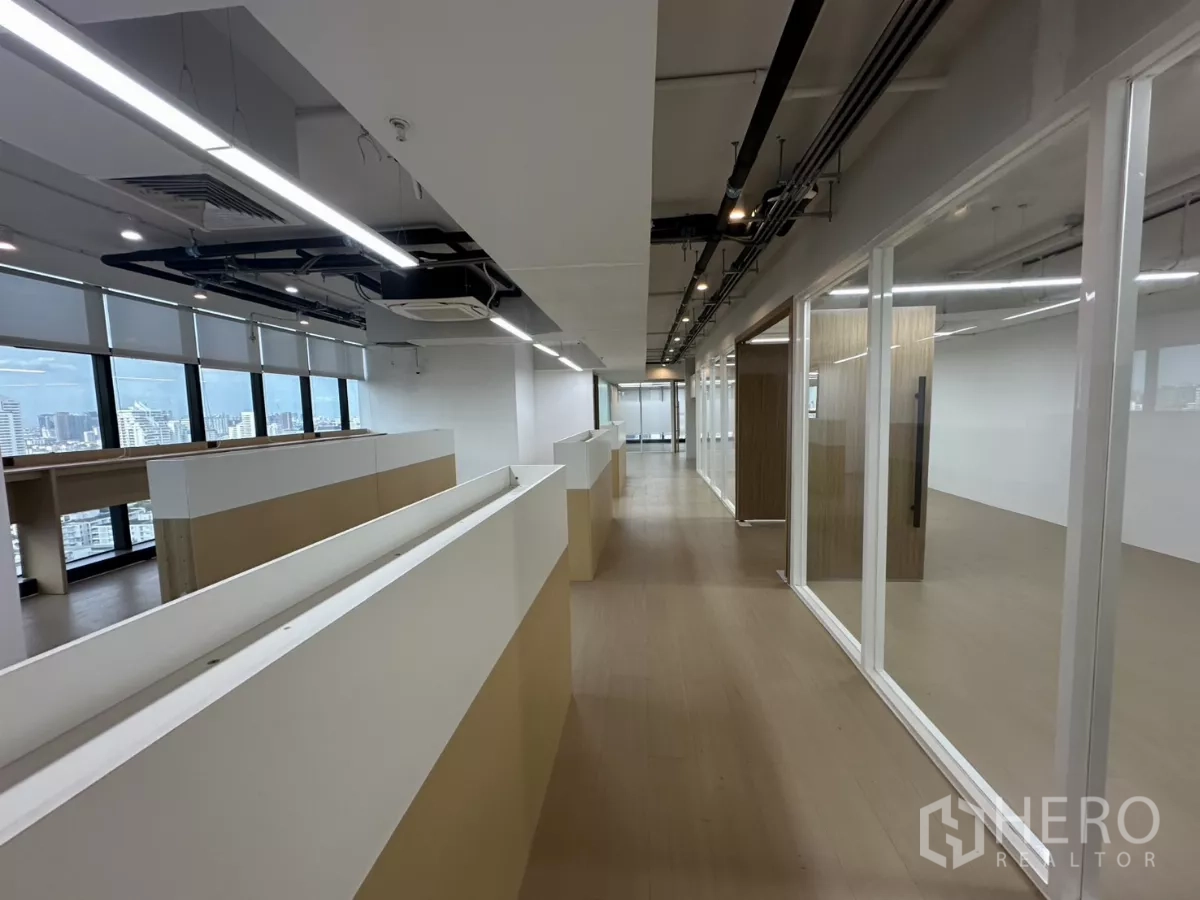 สำนักงาน ให้เช่าในWatthana, Bangkok - พื้นที่ทำงานเปิดโล่ง มีเคาน์เตอร์ริมหน้าต่าง มู่ลี่ และฉากกั้น