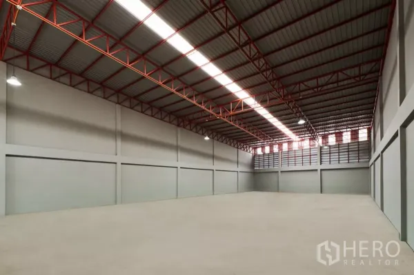 โรงงาน ให้เช่าในMueang Samut Sakhon, Samut Sakhon - พื้นที่ผลิตไร้เสากลาง หลังคาโครงทรัสสีแดง พร้อมช่องลมระบายอากาศ.