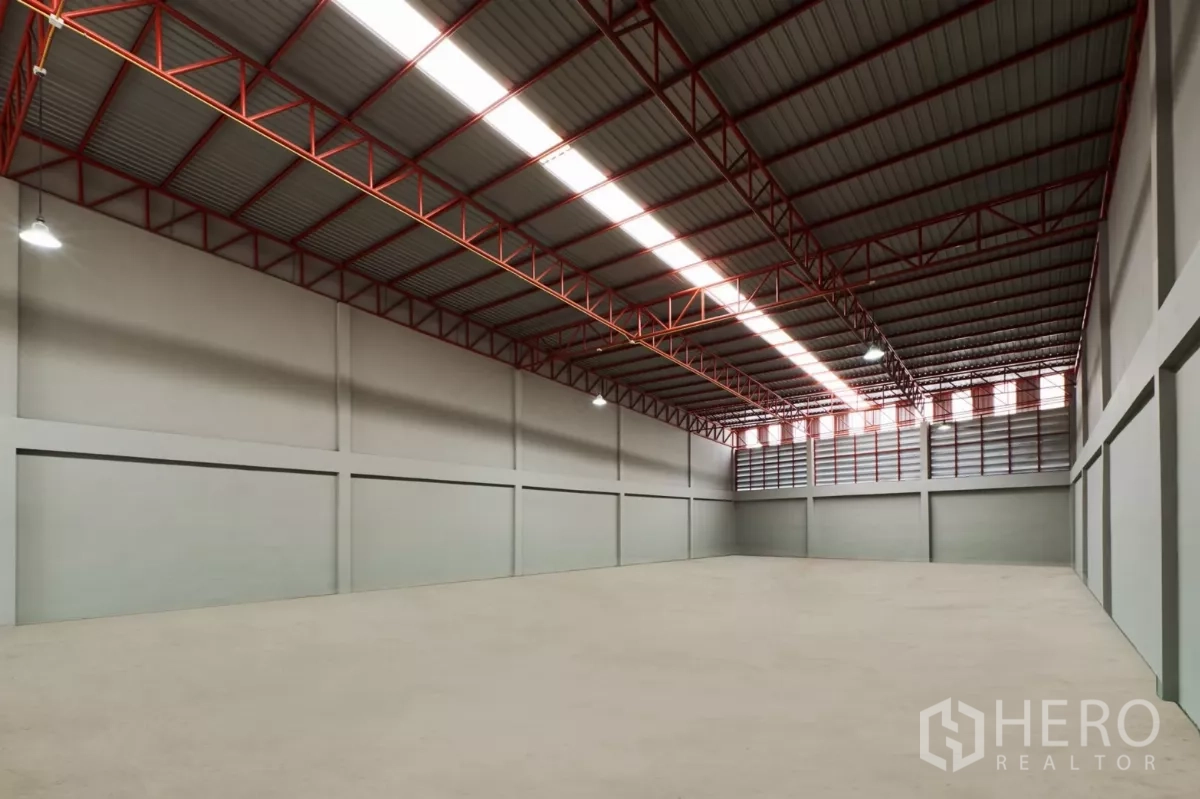 โรงงาน ให้เช่าในMueang Samut Sakhon, Samut Sakhon - พื้นที่ผลิตไร้เสากลาง หลังคาโครงทรัสสีแดง พร้อมช่องลมระบายอากาศ.