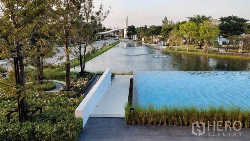 บ้าน ให้เช่าในPrawet, Bangkok - โซนคลับเฮ้าส์มีสระขอบอินฟินิตี้และลำคลองตกแต่ง.