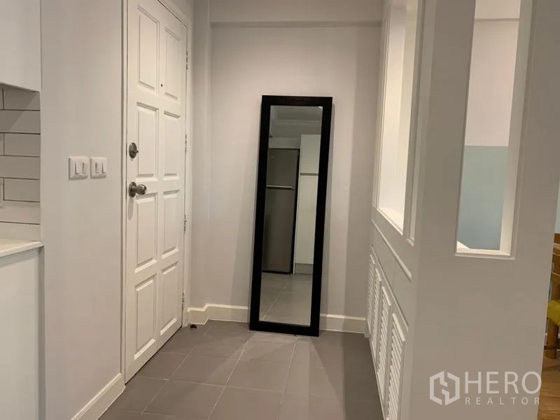 คอนโด ขายในWatthana, Bangkok - โถงทางเข้าพื้นกระเบื้องสีเทาพร้อมกระจกยืนเต็มตัว