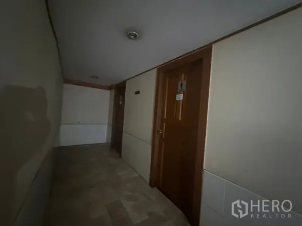 零售空间 出租在Bang Rak, Bangkok - 服务走廊，卫生间门与瓷砖地面