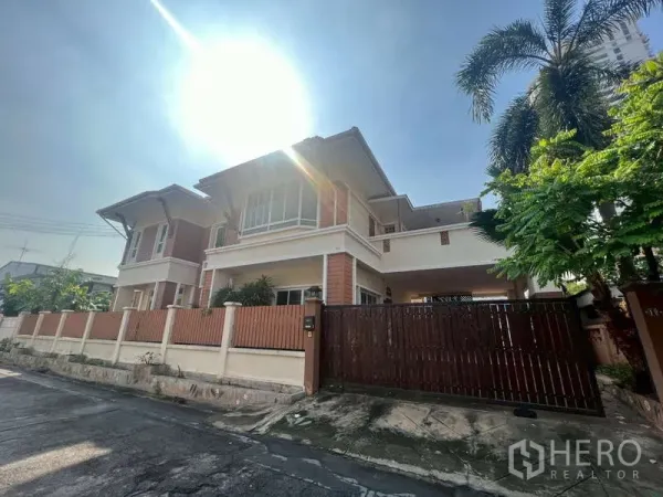 独立式住宅 出租在Watthana, Bangkok - 双层独栋住宅，木栅栏与大门，阳光充足，位于安静街巷。