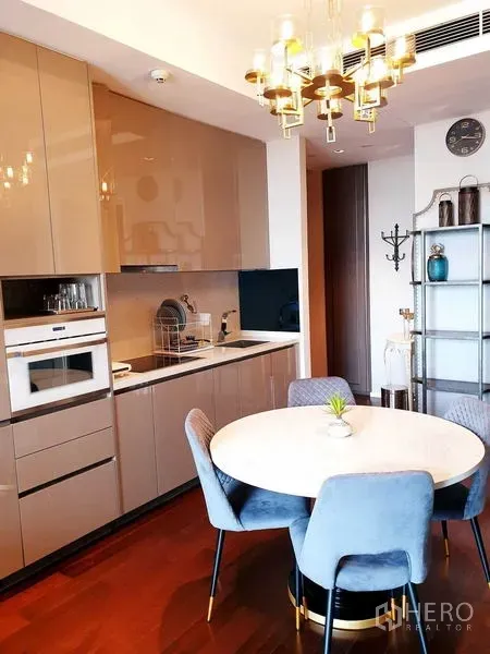 คอนโด ให้เช่าหรือขายในWatthana, Bangkok - ครัวสมัยใหม่ตู้บิลท์อินเงาวาว เตาอบ โต๊ะอาหารทรงกลมและโคมแชนเดอเลียร์