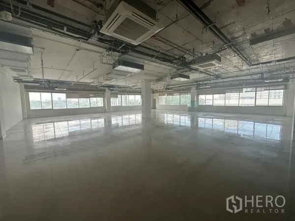 สำนักงาน ให้เช่าในPrawet, Bangkok - พื้นที่สำนักงานขนาดใหญ่ เพดานเปลือย เดินท่อแอร์ และหน้าต่างพาโนรามา
