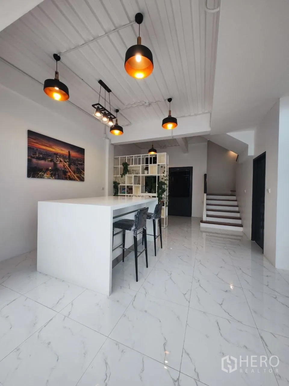 家庭办公室 for rent in Bang Na, Bangkok - 开放式区域，长岛台、吊灯与楼梯一体设计。