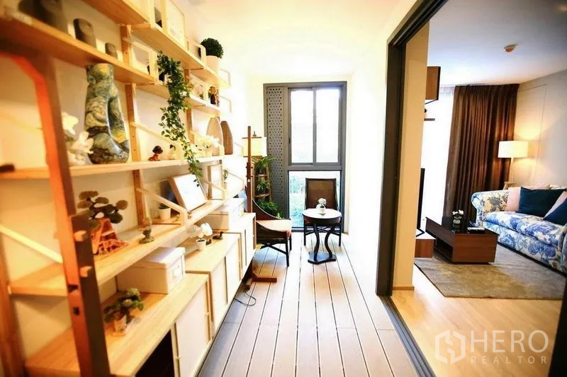 คอนโด ให้เช่าหรือขายในWatthana, Bangkok - ระเบียงปิดหรือซันรูม พร้อมชั้นวางไม้และมุมที่นั่งขนาดเล็ก