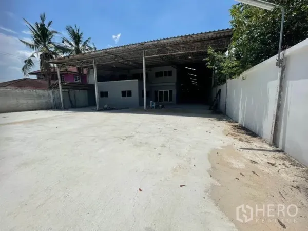 Factory for rent in Sam Khok, Pathum Thani - Gated factory compound with wide concrete yard and covered loading bay in Sam Khok.