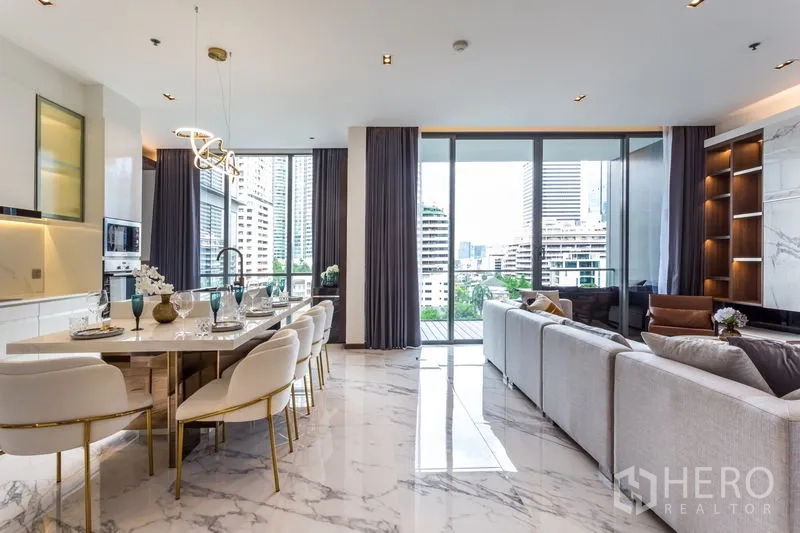 คอนโด ให้เช่าในKhlong Toei, Bangkok - โถงนั่งเล่น–ทานอาหารแบบเปิด เชื่อมระเบียง วิวเมืองและแสงธรรมชาติ