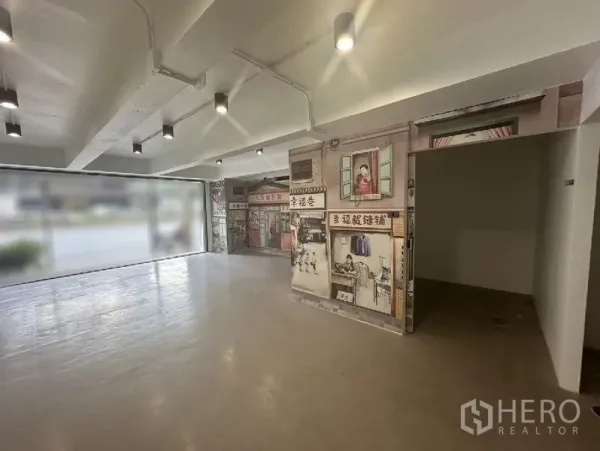 零售空间 出租在Bang Rak, Bangkok - 带吸顶射灯的店面，落地玻璃临街面与装饰壁画隔断。