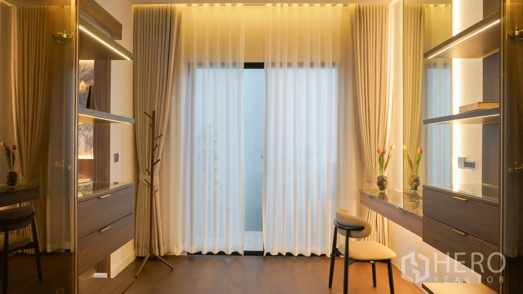 独立式住宅 出租或出售在Bang Kapi, Bangkok - 豪华卫浴，双人石材台盆、金色龙头与独立浴缸。