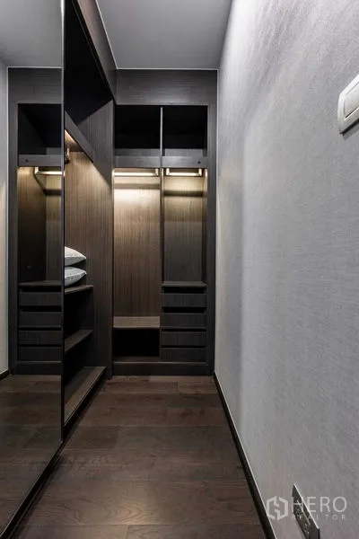 คอนโด ให้เช่าในWatthana, Bangkok - ห้องแต่งตัววอล์คอิน ตู้บิลท์อินไม้สีเข้ม ลิ้นชัก และบานกระจกเต็มบาน