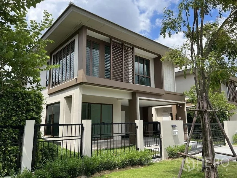 บ้าน ขายในBang Kapi, Bangkok - มุมมองภายนอกบ้าน พร้อมรั้ว สนามหญ้า และระแนงบังแดด