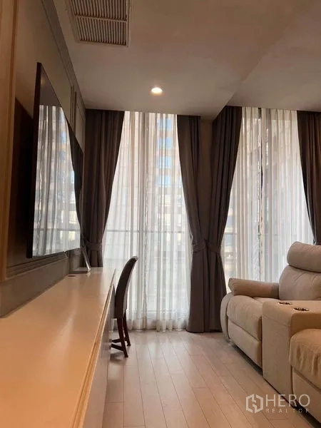 คอนโด ให้เช่าในPathum Wan, Bangkok - ตู้วางทีวีและโต๊ะทำงานหันสู่หน้าต่างกระจกสูง ผ้าม่านสีเข้ม