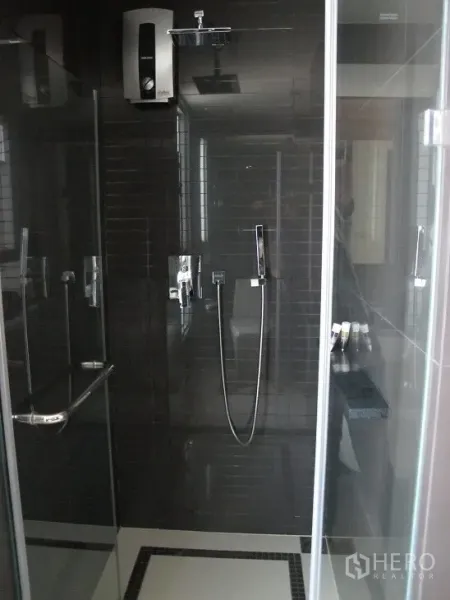 公寓 出租或出售在Khlong Toei, Bangkok - 黑色瓷砖淋浴间，雨淋花洒与电热水器。