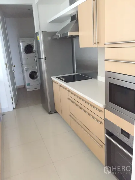 คอนโด ให้เช่าในPathum Wan, Bangkok - ครัวรูปตัวแถว ตู้ไม้ เตาไฟฟ้า เตาอบ ตู้เย็น พร้อมเครื่องซักผ้าอบผ้า